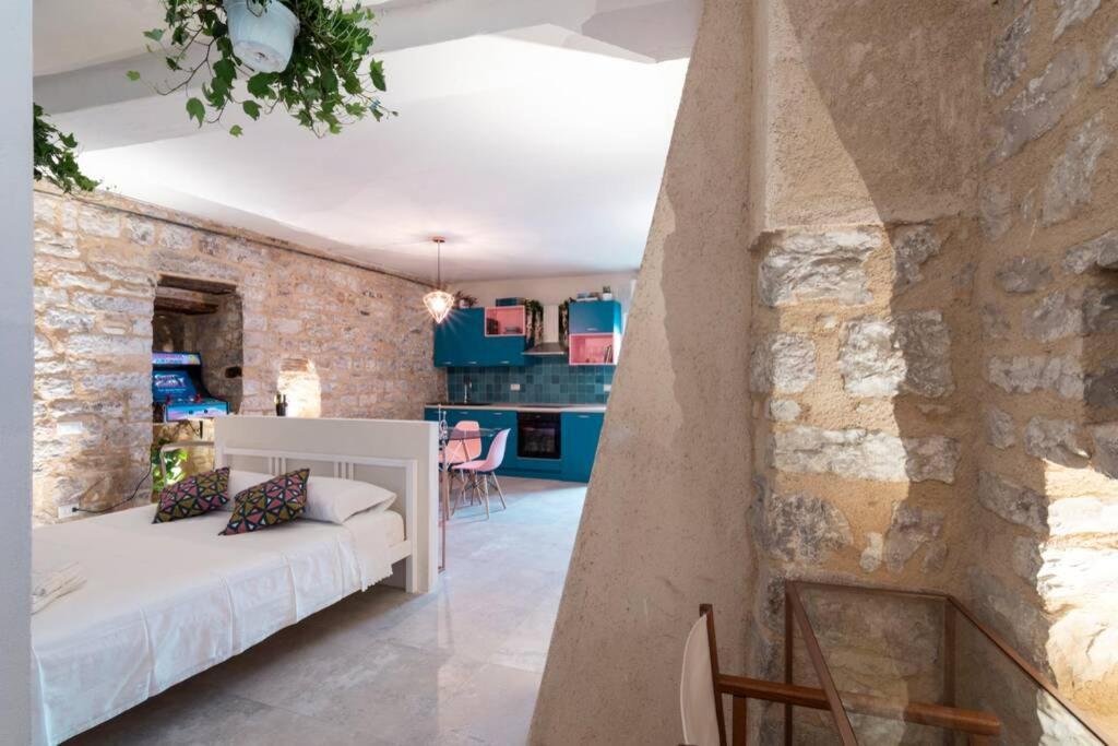Cornelia Cavern Cosy Studio Apartment In ספלו מראה חיצוני תמונה