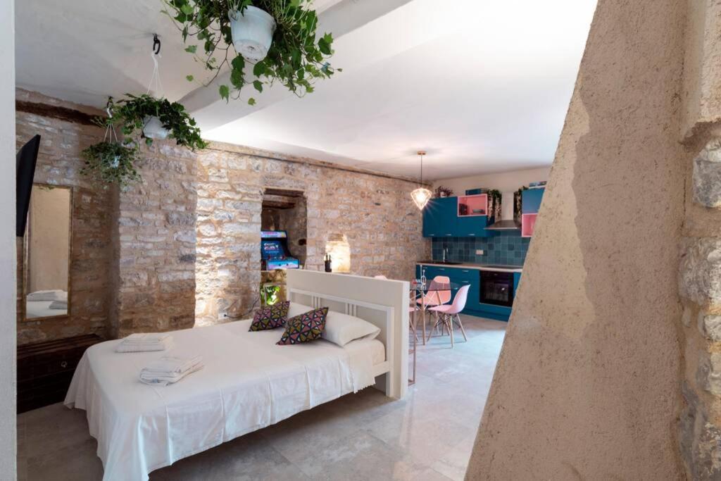 Cornelia Cavern Cosy Studio Apartment In ספלו מראה חיצוני תמונה
