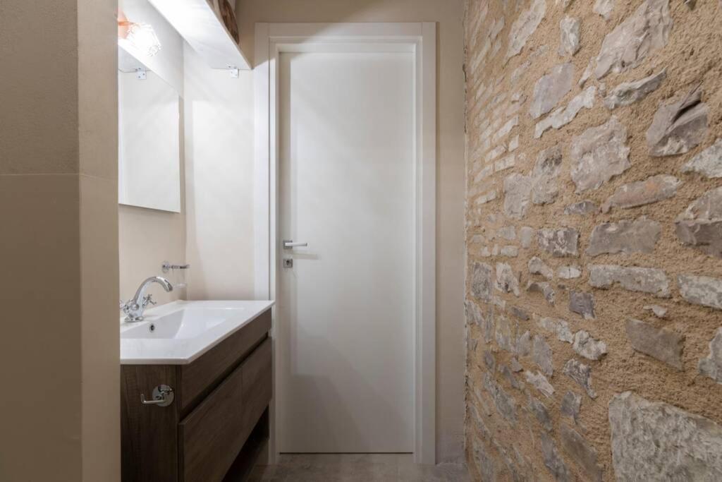 Cornelia Cavern Cosy Studio Apartment In ספלו מראה חיצוני תמונה